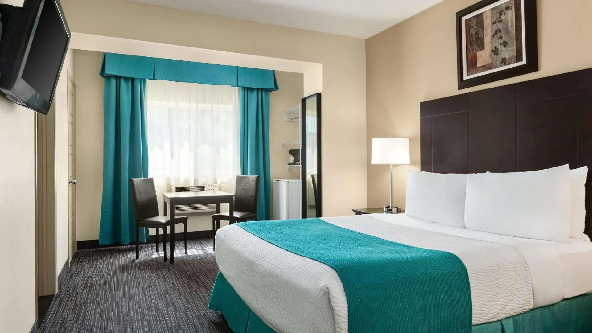 Days Inn By Wyndham Montreal East Hotel